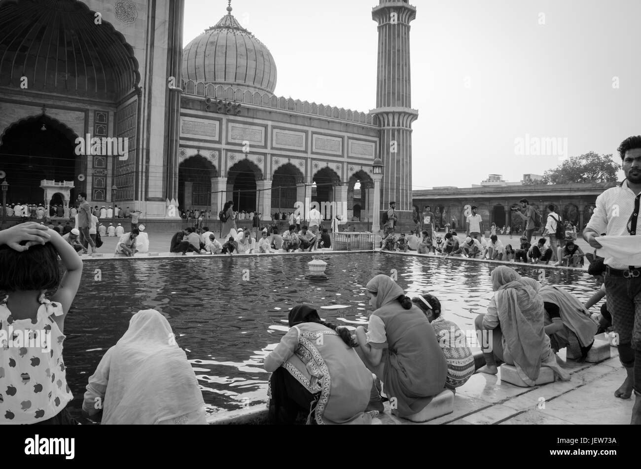 JAMA MASJID, alt-DELHI, Indien - 24. Juni 2017: die größte Moschee in Indien. Indianer Anhänger Reinigung ihrer Hände, Füße und Gesicht vor Stockfoto