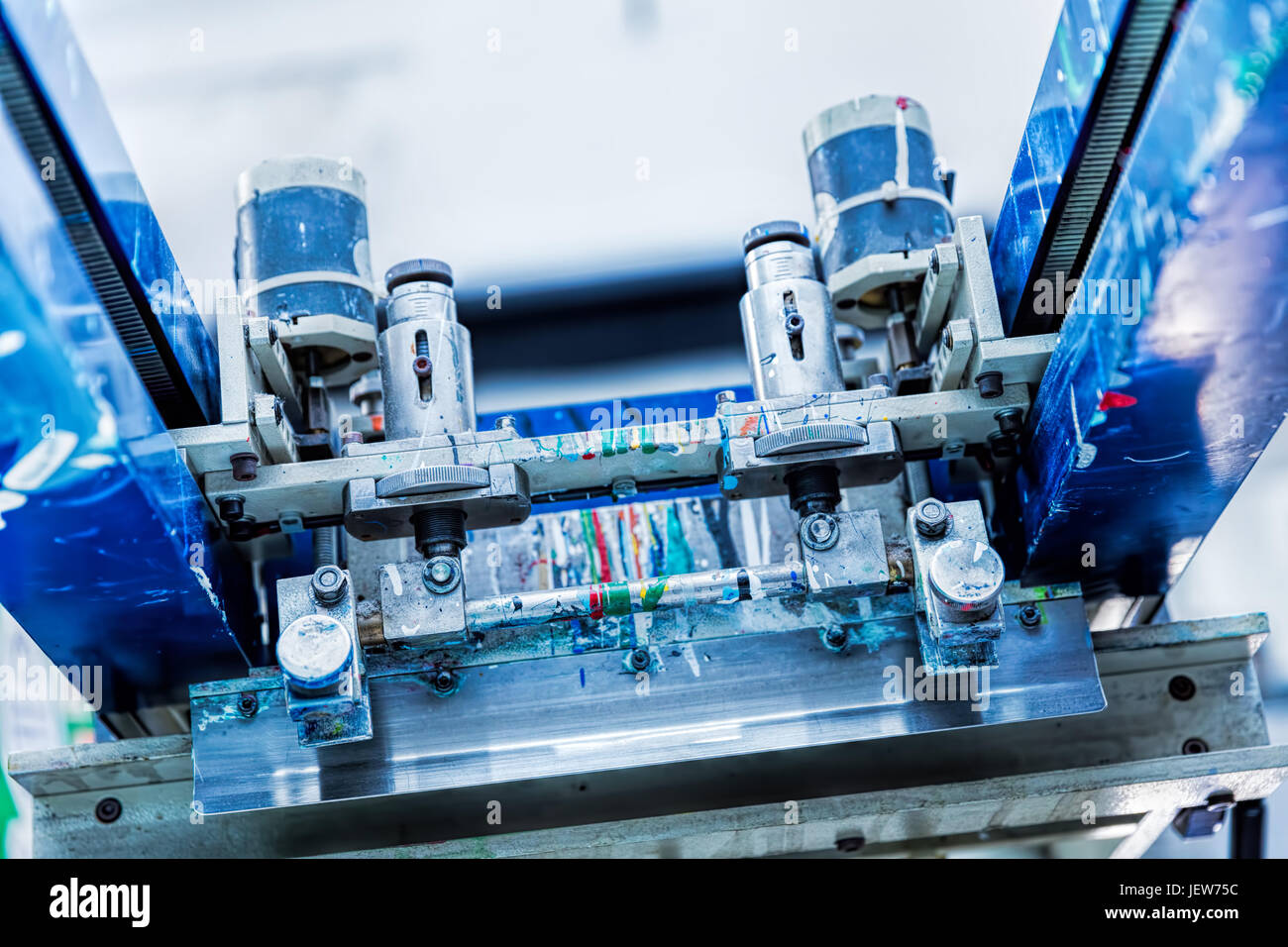 Drucken Sie Metall Siebmaschine. Industrielle Drucker. Siebdruck-Workshop. Stockfoto