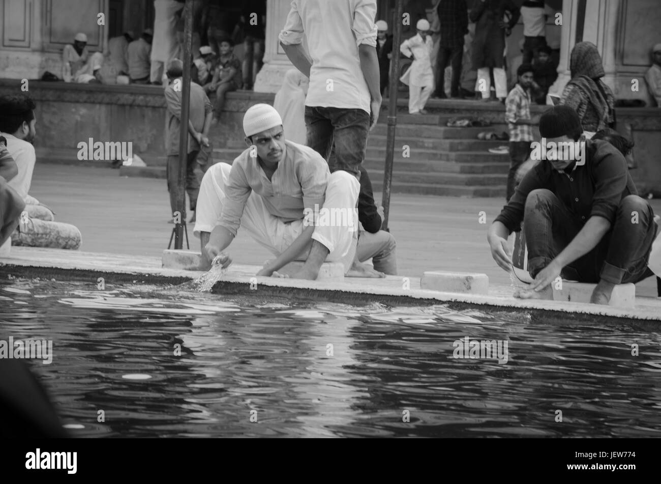 JAMA MASJID, alt-DELHI, Indien - 24. Juni 2017: die größte Moschee in Indien. Indianer Anhänger Reinigung ihrer Hände, Füße und Gesicht vor Stockfoto