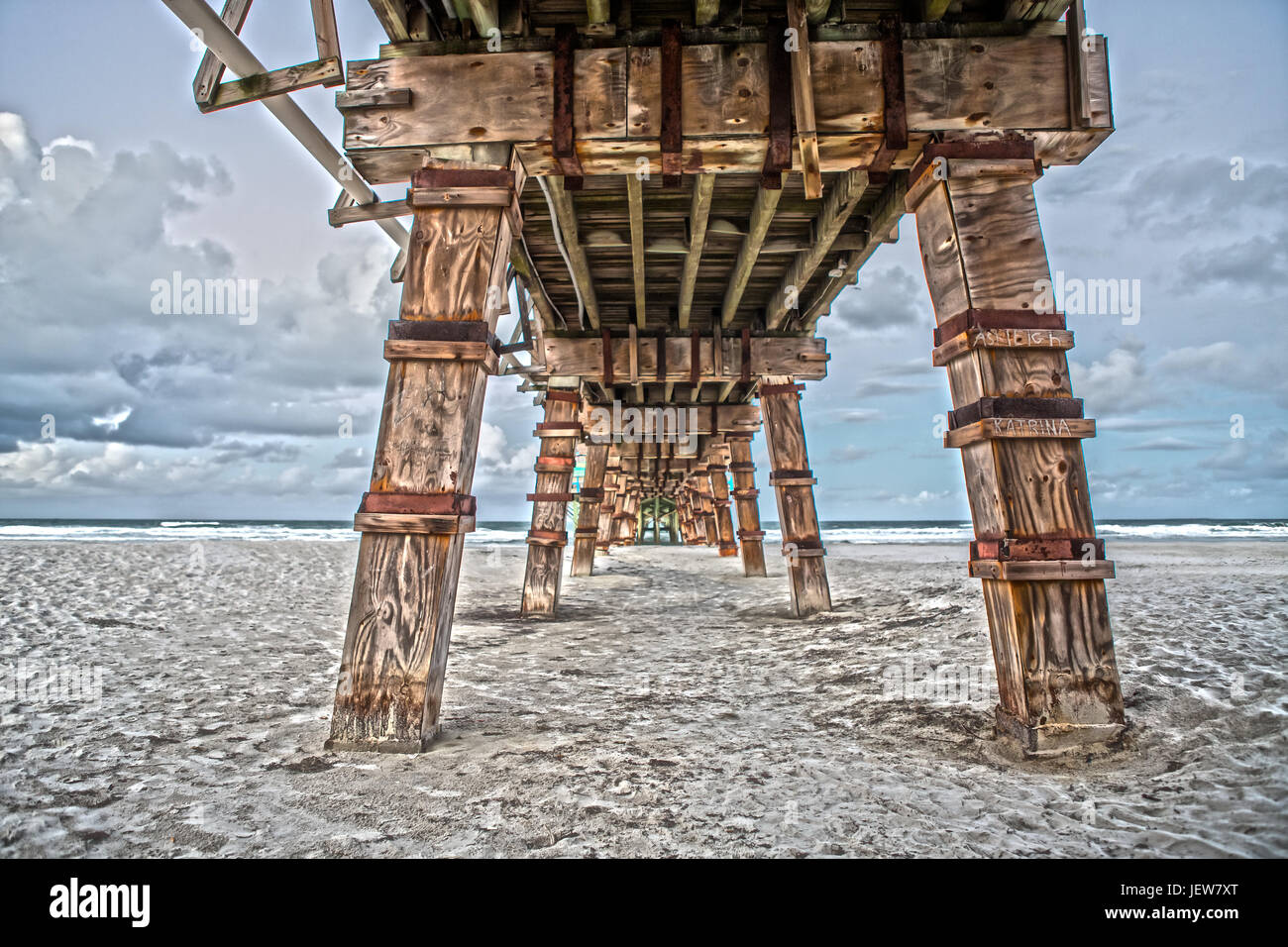 Unter dem Sunglow Fishing Pier an einem regnerischen Tag Stockfoto