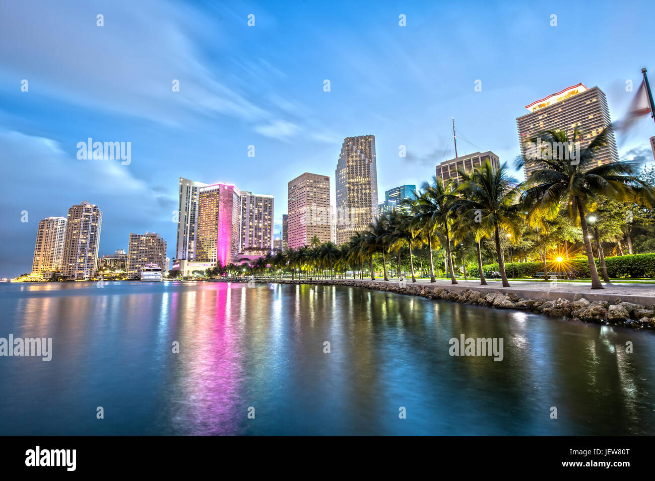 Die Innenstadt von Miami in der Abenddämmerung Stockfoto