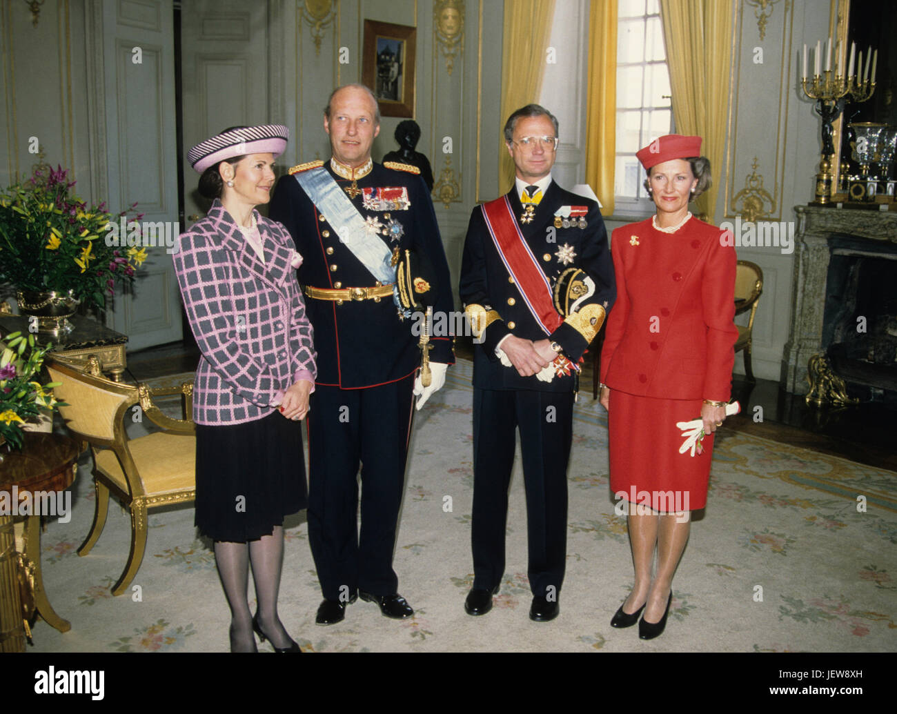 SCHWEDISCHE Königspaar mit dem norwegischen König Harald und Königin Sonja bei ihrem Besuch in Schweden 1992 12 maj Stockfoto