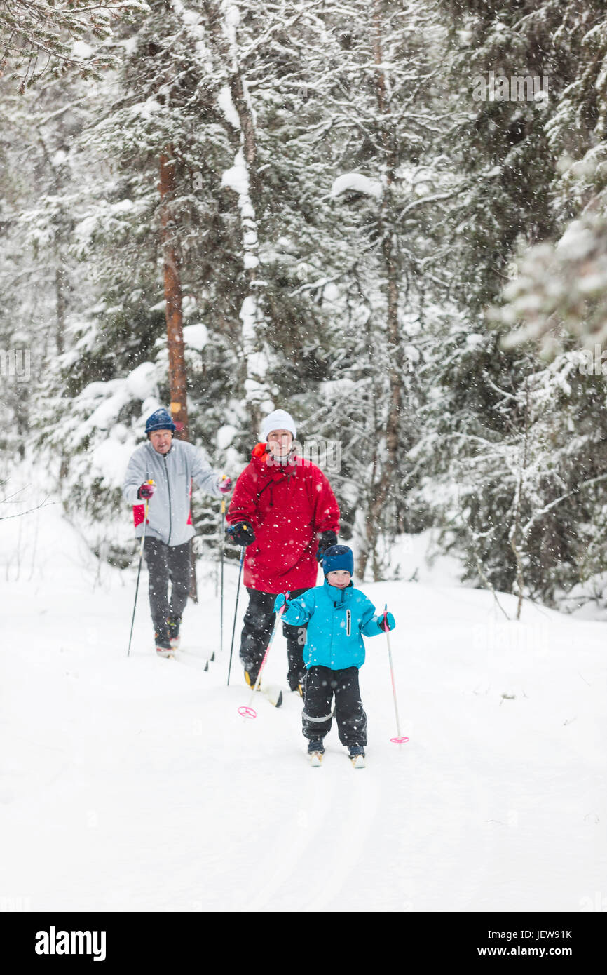 Junge Eltern Skifahren Stockfoto