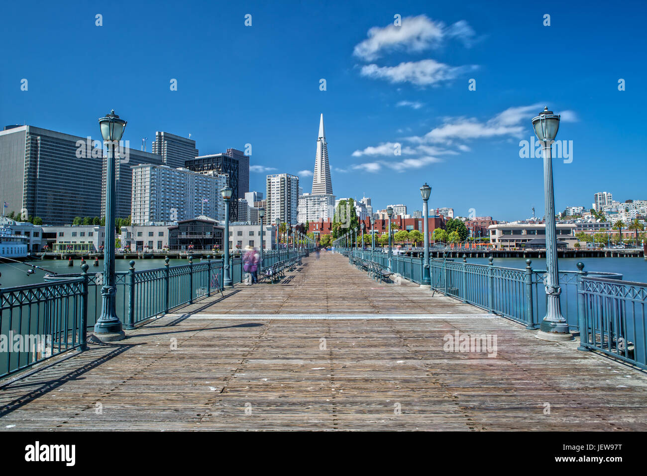 Transamerica Pyramide vom Pier 7 in San Francisco Stockfoto