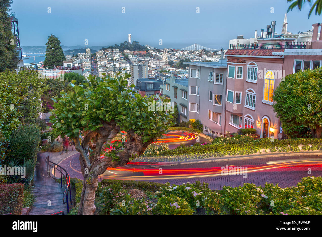 Lombard Street in San Francisco in der Dämmerung als Langzeitbelichtung Stockfoto