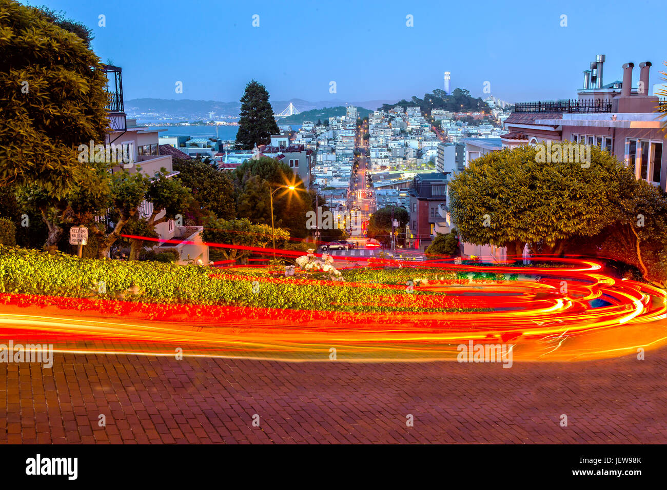 Lombard Street in San Francisco in der Dämmerung als Langzeitbelichtung Stockfoto