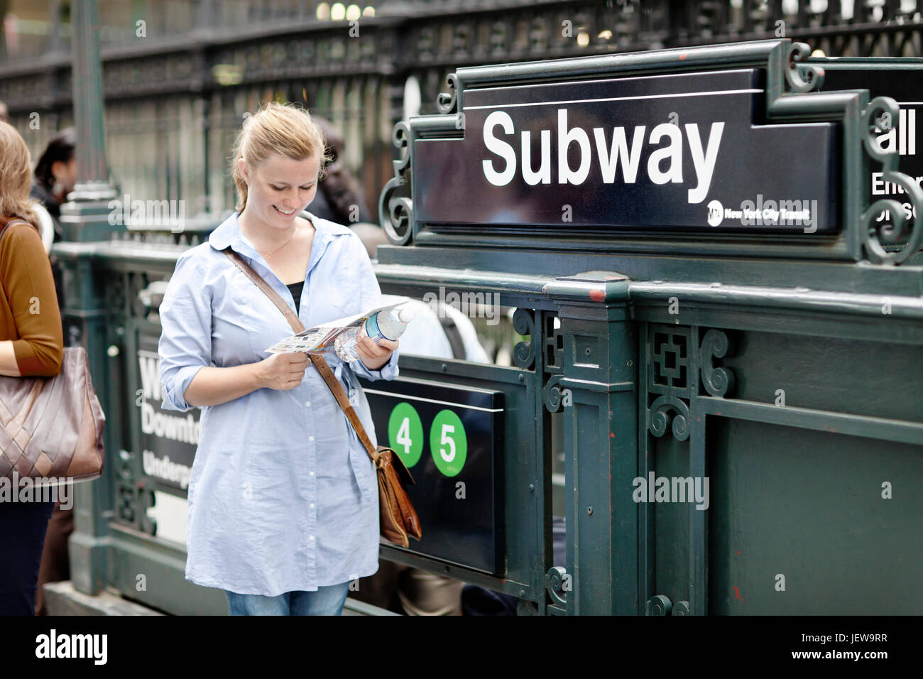 Lächelnde Frau in der Nähe u-Bahn-Station, New York City, USA Stockfoto