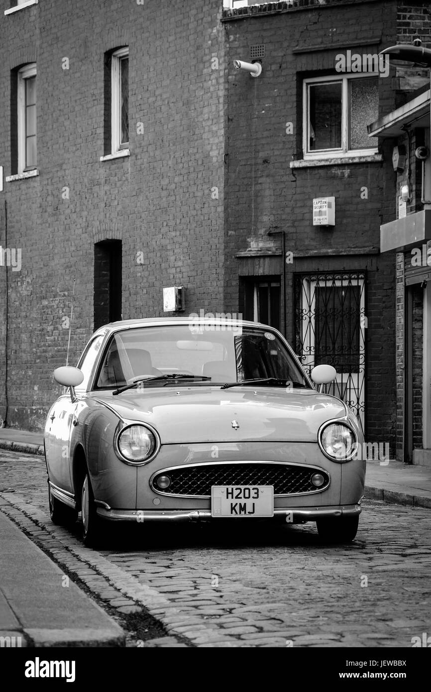 Im Retrostil Nissan Figaro, in einer Seitenstraße, in der Nähe von Kings Cross, London. Stockfoto