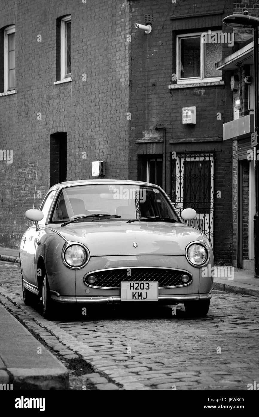 Im Retrostil Nissan Figaro, in einer Seitenstraße, in der Nähe von Kings Cross, London. Stockfoto