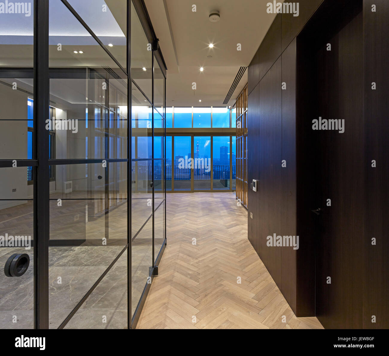 Inneren Korridor Blick Richtung Sonnenuntergang. Penthouse im Gobelin-Gebäude, London, Vereinigtes Königreich. Architekt: Johnson Naylor, 2017. Stockfoto