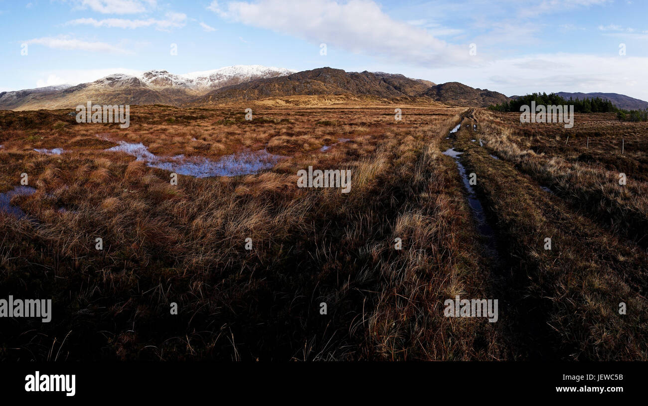 Panorama der Bluestack Mountains in Donegal Irland mit einem See in der Front im Winter mit Schnee bedeckt Stockfoto