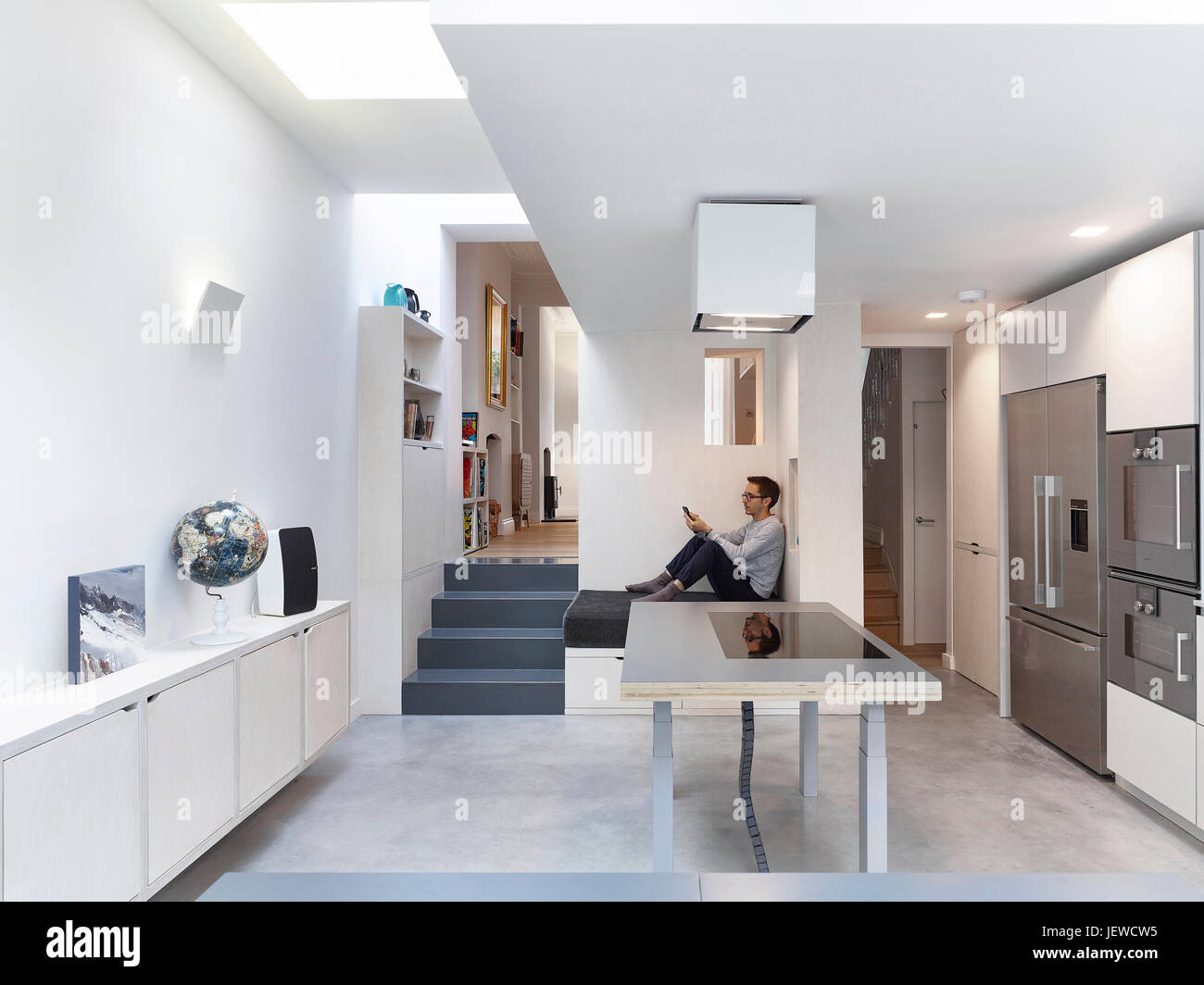 Integrierte Tagesbett und Küche. Die Folie Rückkehr, London, Vereinigtes Königreich. Architekt: Stadtprojekte Bureau, 2016. Stockfoto