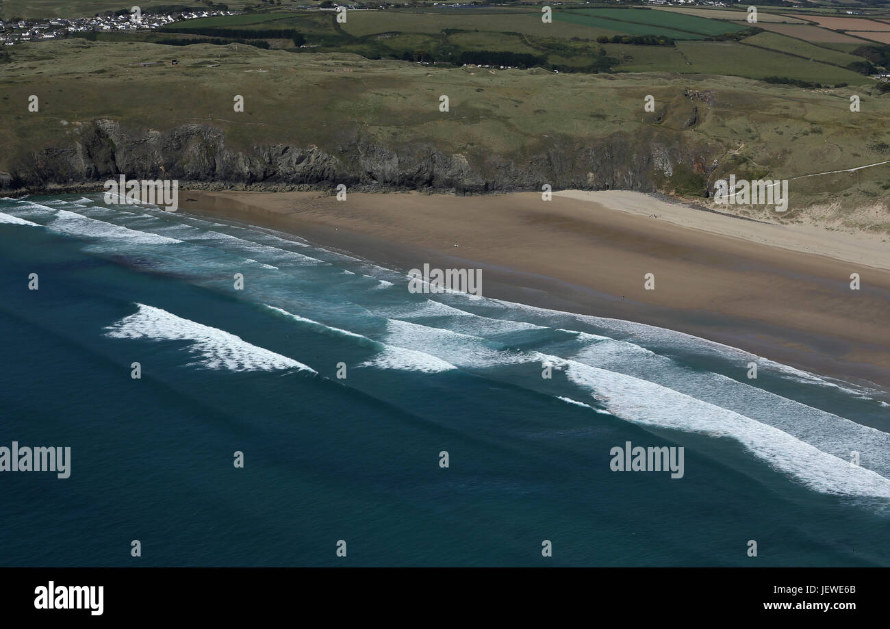 Blick hinunter auf die Brandung am nördlichen Ende des 3 km langen Strand Dünenwanderungen, Perranporth, Cornwall. Stockfoto