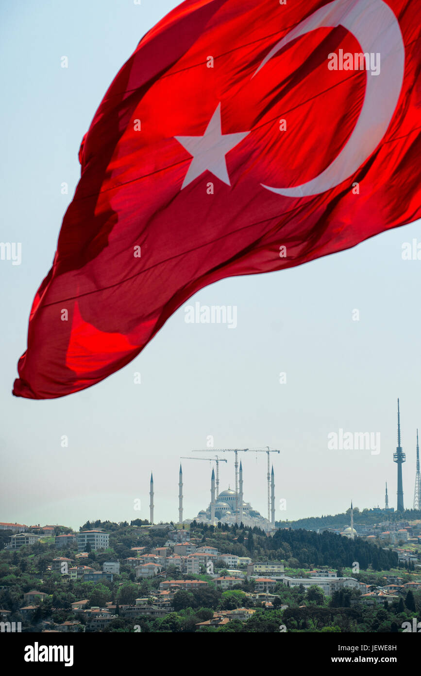 Die Nationalflagge der Türkei fliegt über die Çamlıca-Moschee in Istanbul im Bau. Stockfoto