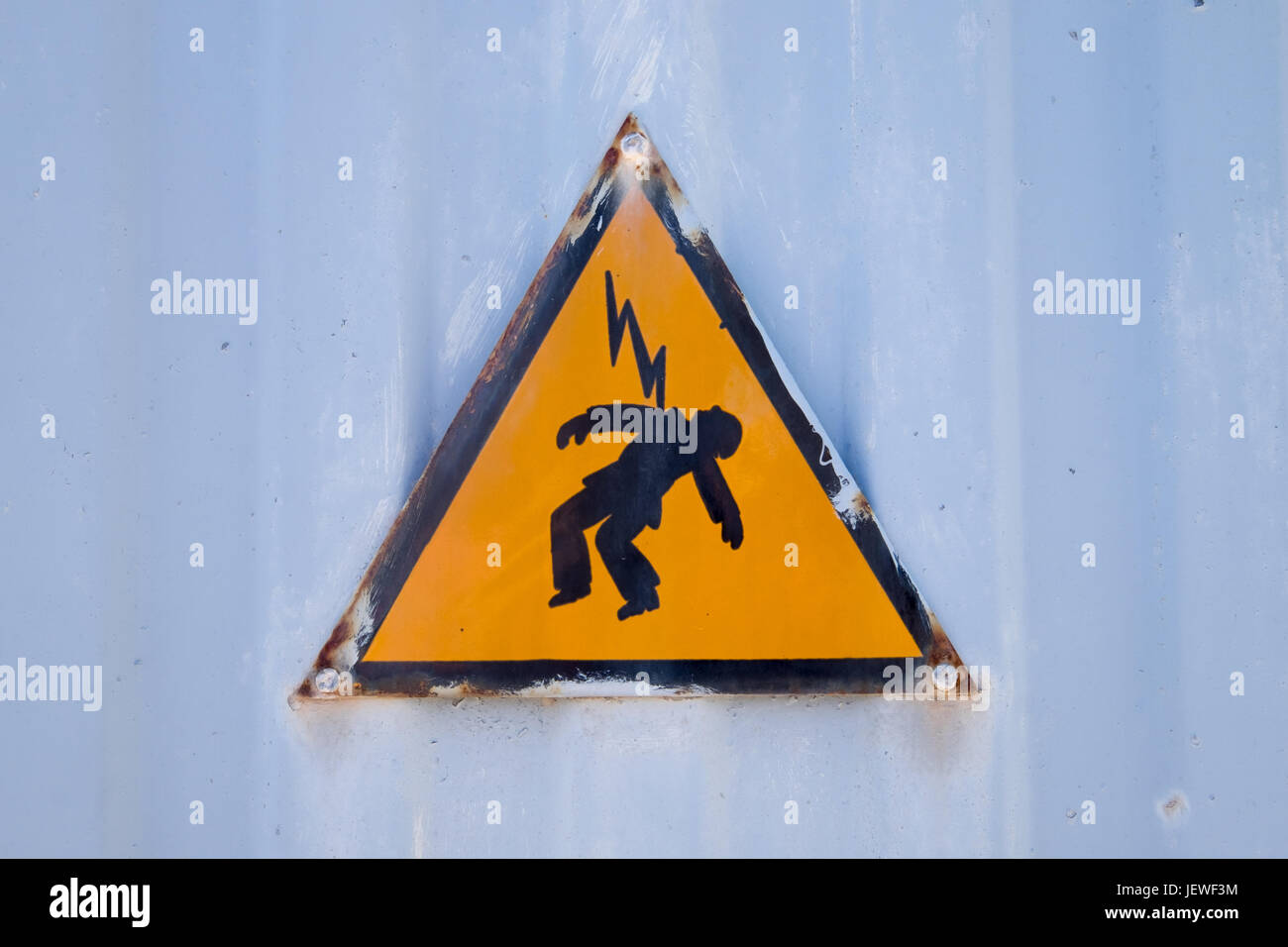 Ein Schild Warnung vor Gefahren durch Stromschlag Stockfotografie - Alamy