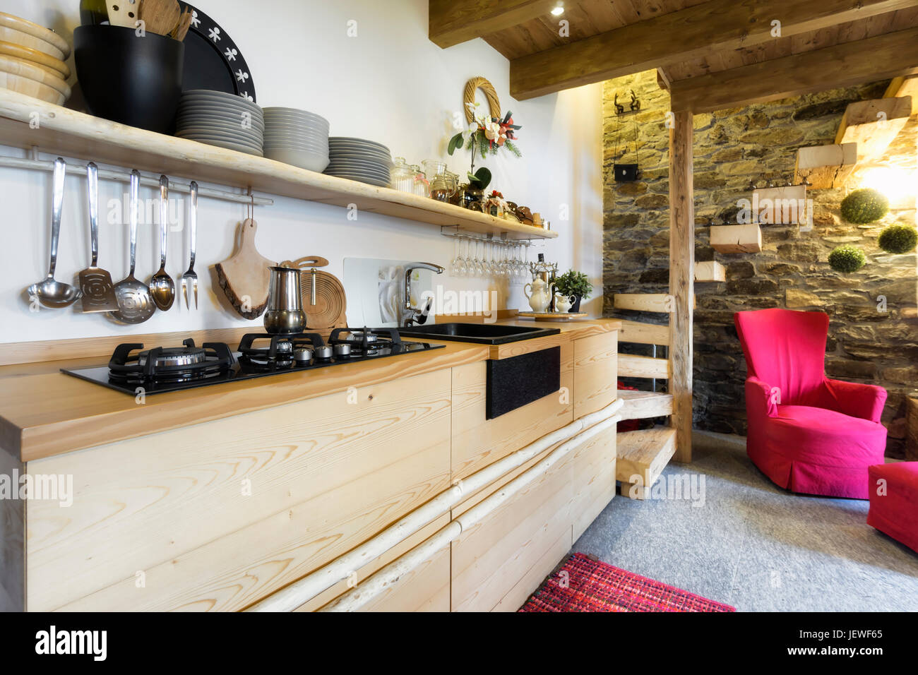 Holzküche in einem Landhaus-Stil Stockfoto