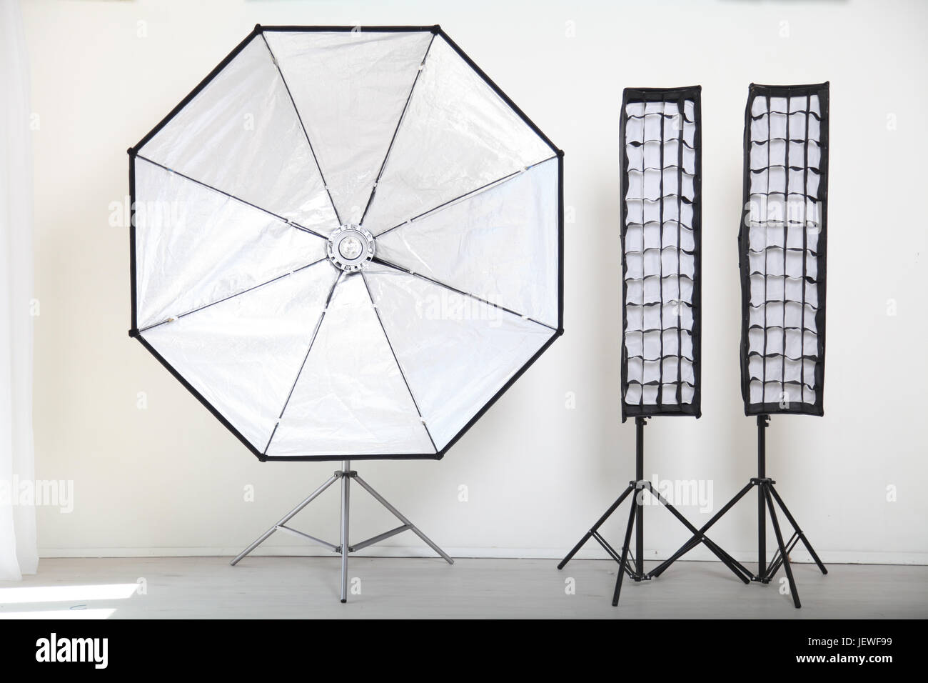 Flash-auf einem weißen Hintergrund in der Foto-Studio-equipment Stockfoto