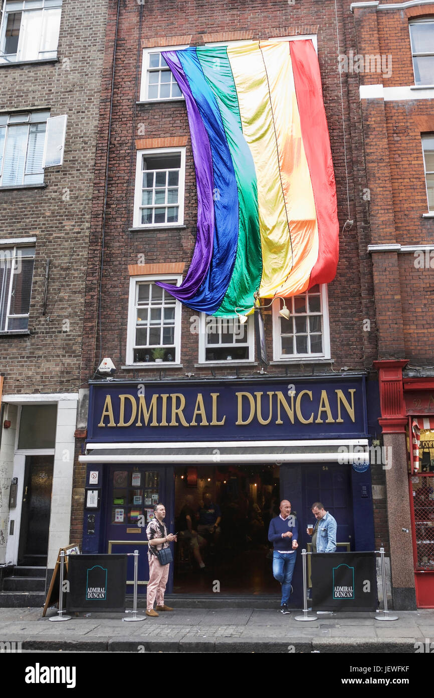 LGBT-Flagge vor dem Admiral Duncan Pub in Soho, London, UK. Stockfoto