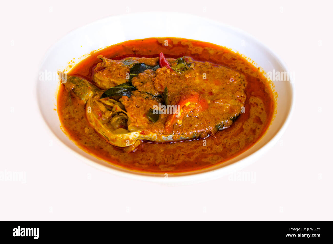 Fisch-Curry auf weißem Hintergrund Stockfoto