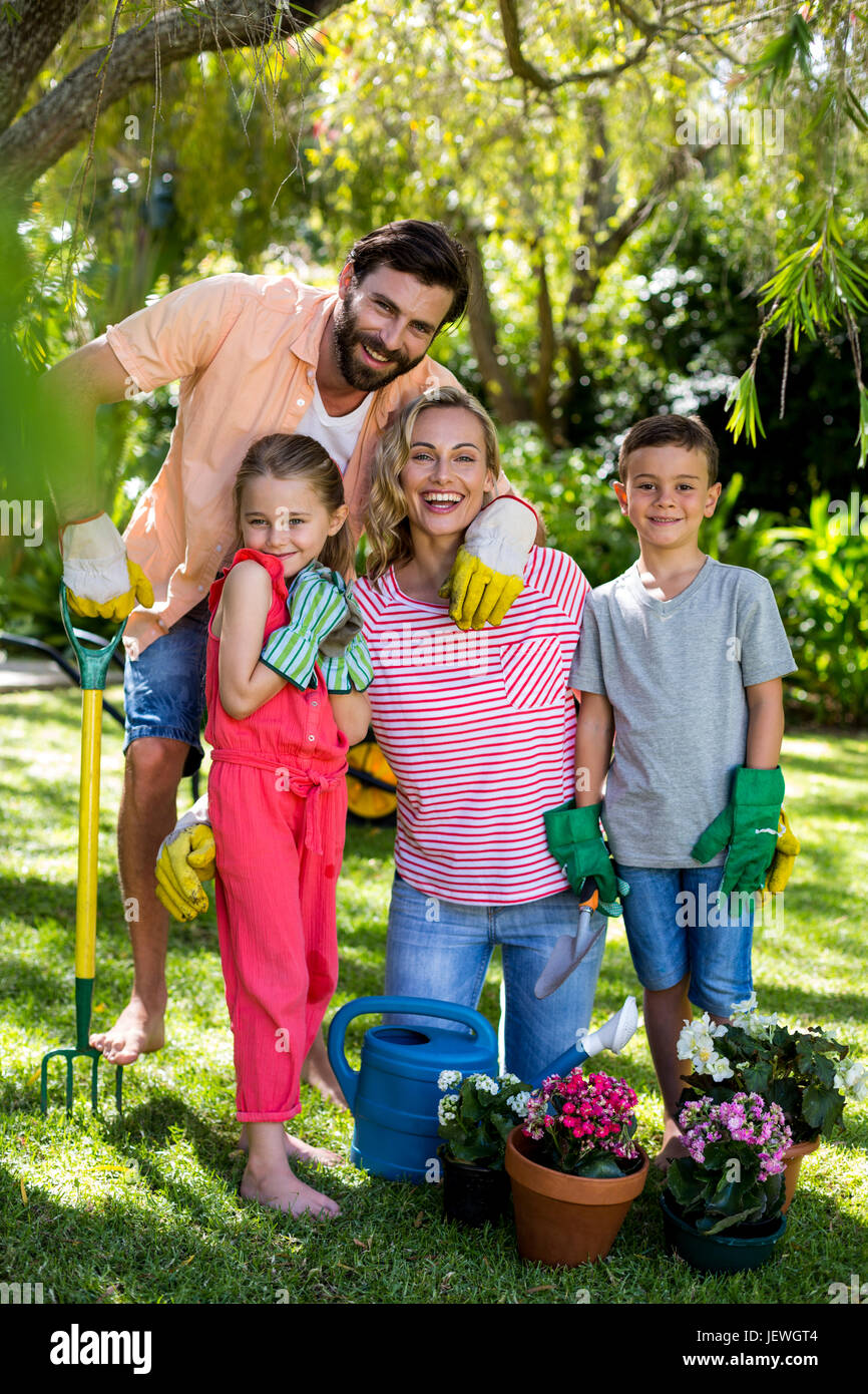 Familie mit Gartengeräten in Hof Stockfoto