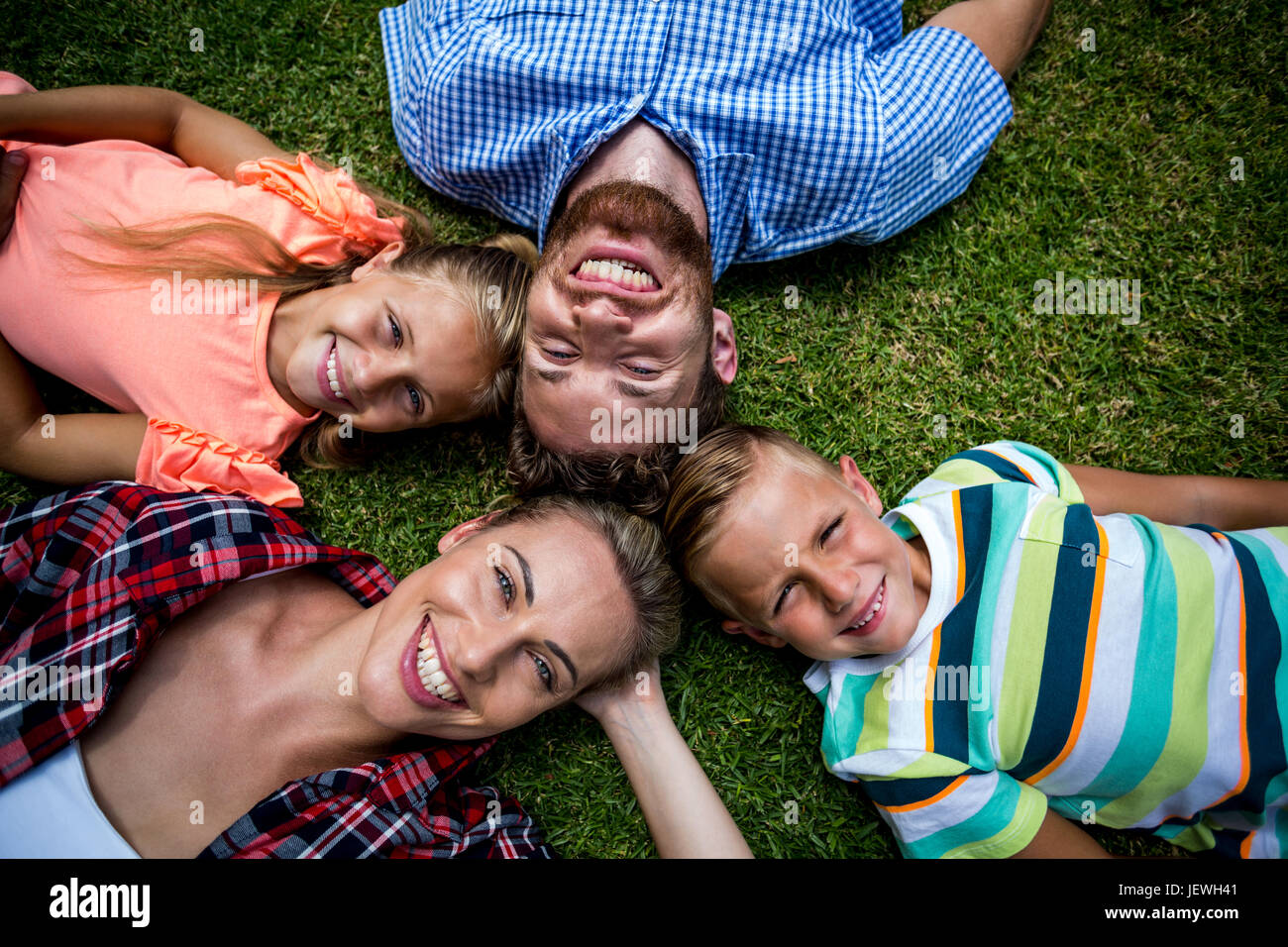 Happy Family auf Gras im Hof liegen Stockfoto