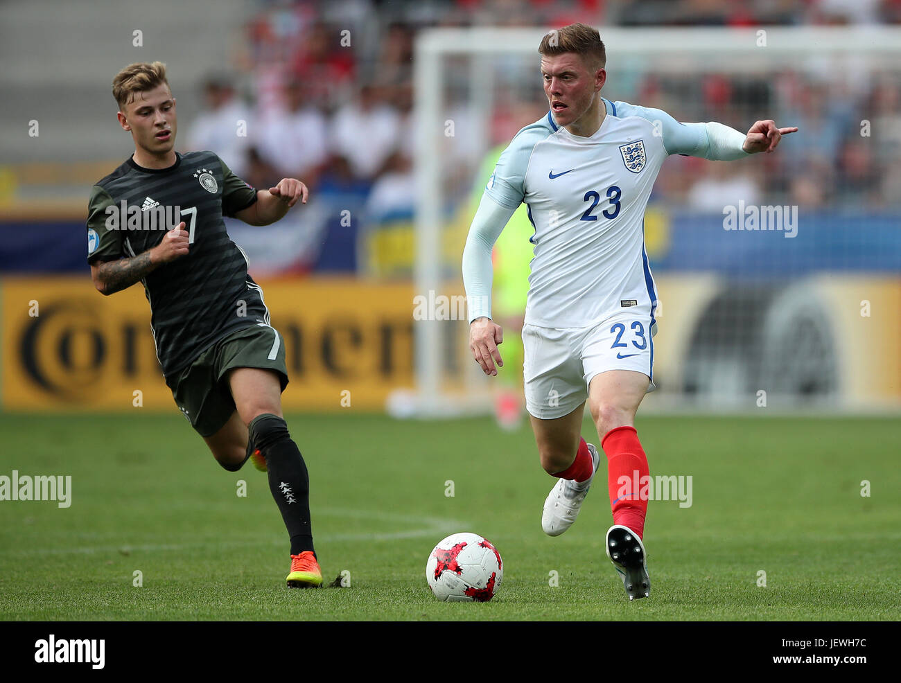 Alfie Mawson Englands und Deutschlands Max Meyer (links) Kampf um den Ball während der UEFA U21-Europameisterschaft, Semi Finale im Stadion Miejski, Tychy. Stockfoto