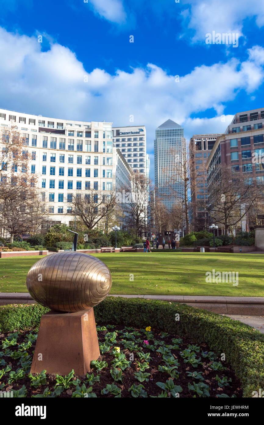 Westferry Circus in Canary Wharf - mit "Sasso Cosmico" tun Vassilakis-Koning und One Canada Square im Hintergrund Stockfoto
