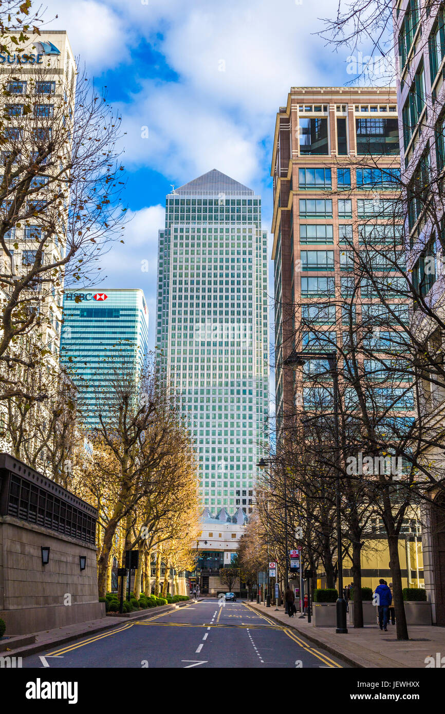 Kolonnade Südstraße in Canary Wharf mit dem One Canada Square im Hintergrund, London, UK Stockfoto