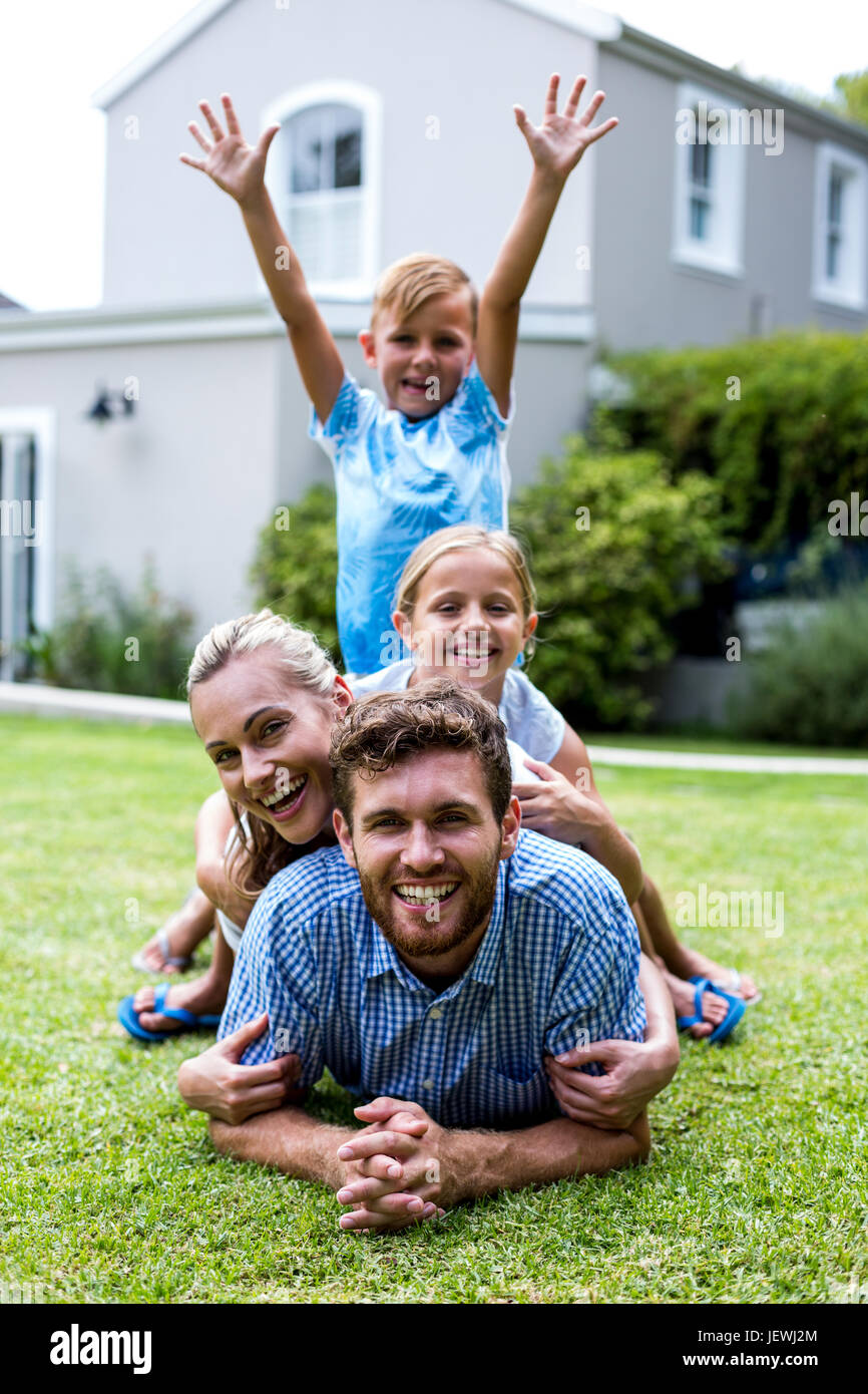 Junge mit Arme mit Familie in Hof Stockfoto