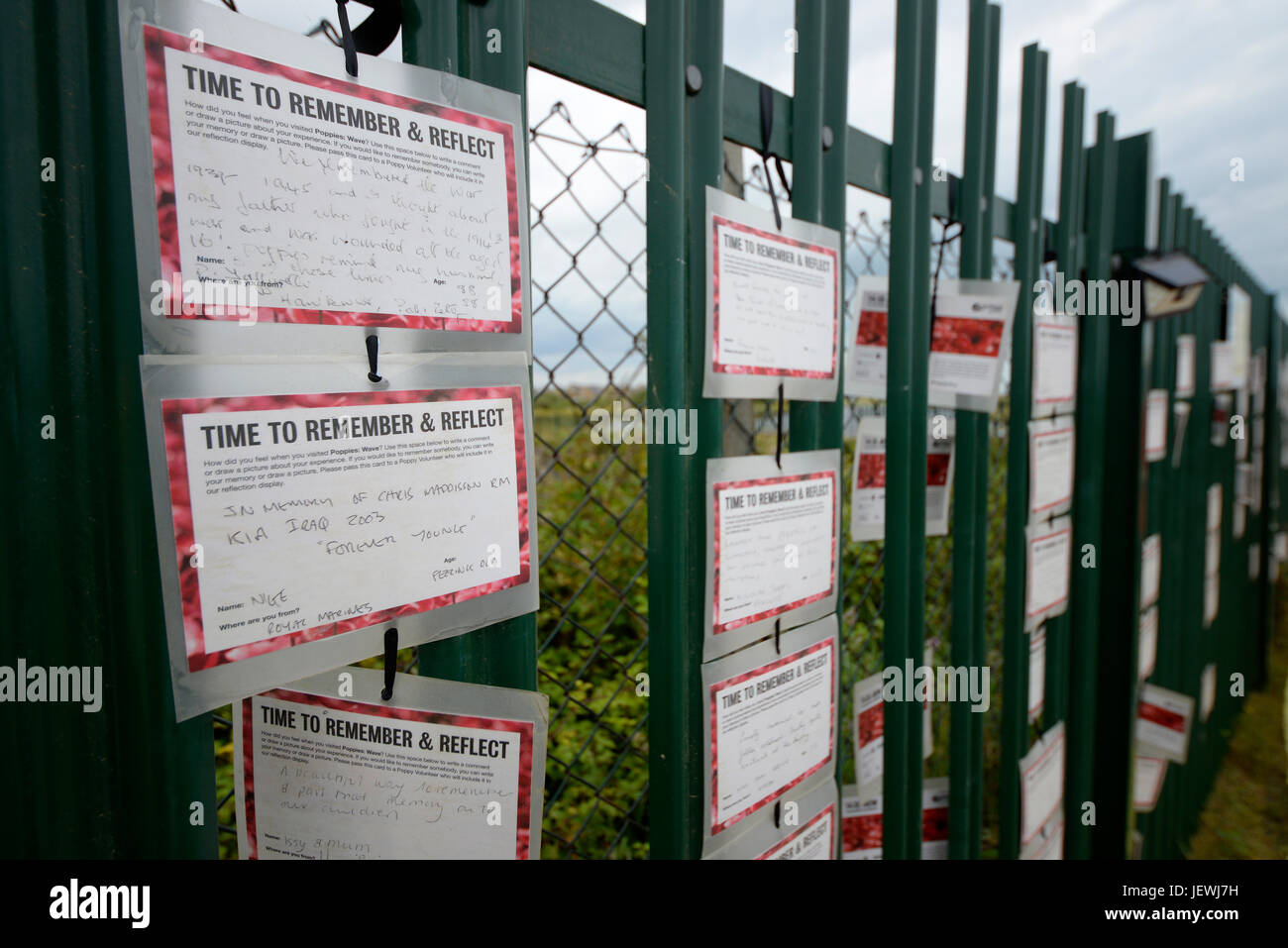 Mohnblumen Wave Display an Lastkahn Pier, Shoeburyness, Essex. Ursprünglich ein Teil des Blutes fegte Länder und Meere der Roten Installation am Tower von London Stockfoto