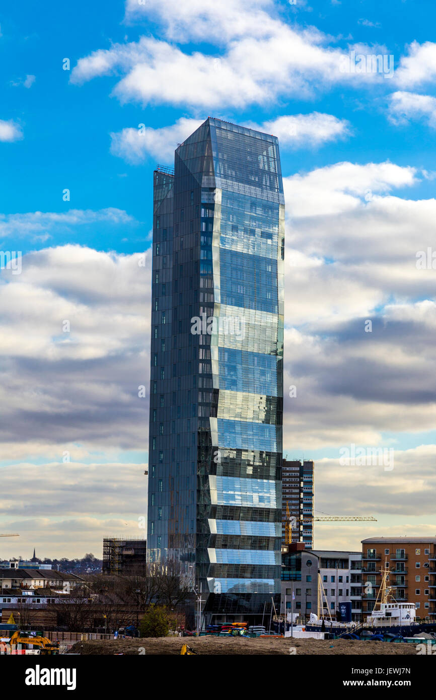 Modernes Glas Wohn-Hochhaus (Dollar Bay, Canary Wharf, London, UK) Stockfoto
