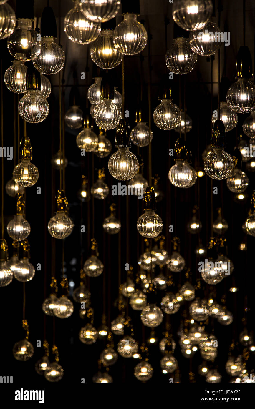 Licht im Dunkeln leuchtenden Globen Stockfoto