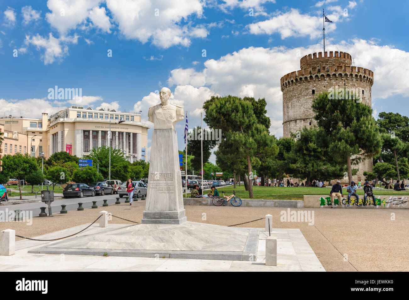 Menschen entspannen in der Nähe von White Tower und Admiral Votsis Statue, Thessaloniki, Griechenland Stockfoto