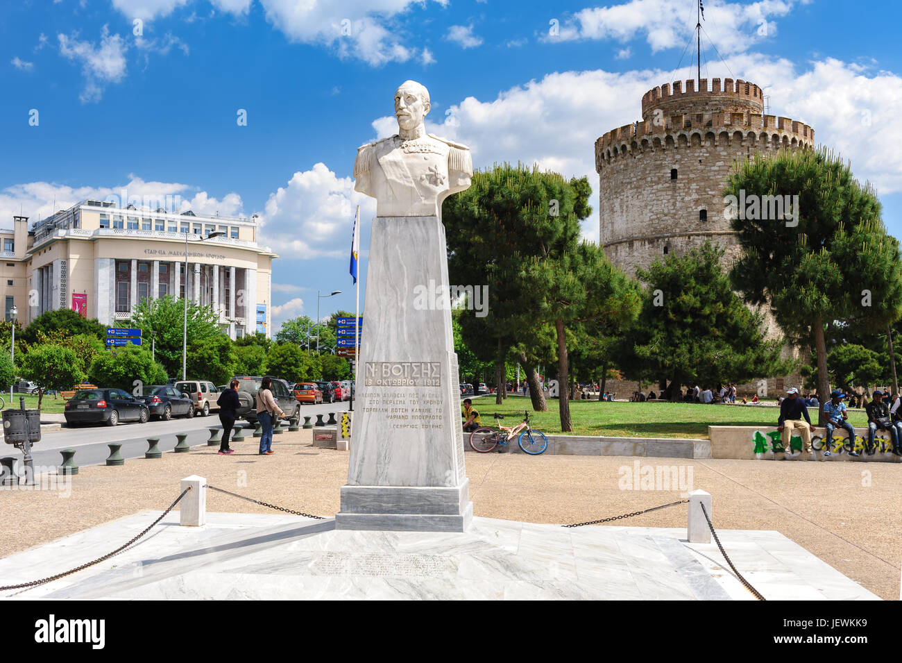 Menschen entspannen in der Nähe von White Tower und Admiral Votsis Statue, Thessaloniki, Griechenland Stockfoto