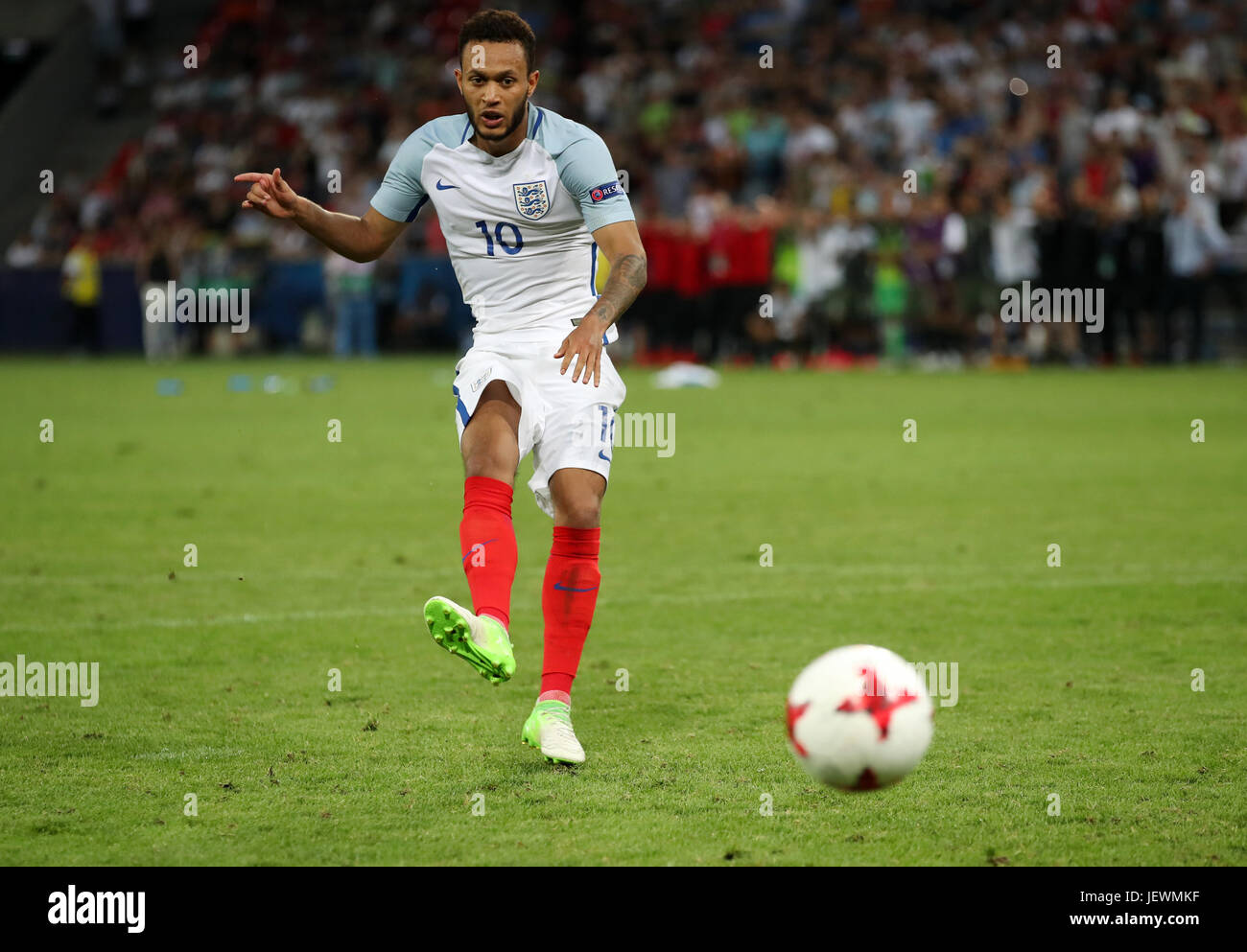 Englands Lewis Baker erhält seine Strafe während der UEFA U21-Europameisterschaft, Semi Finale im Stadion Miejski, Tychy. Stockfoto