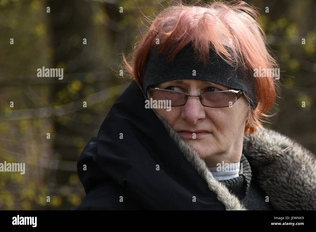 Ältere, rothaarige Frau mit Brille. Stockfoto