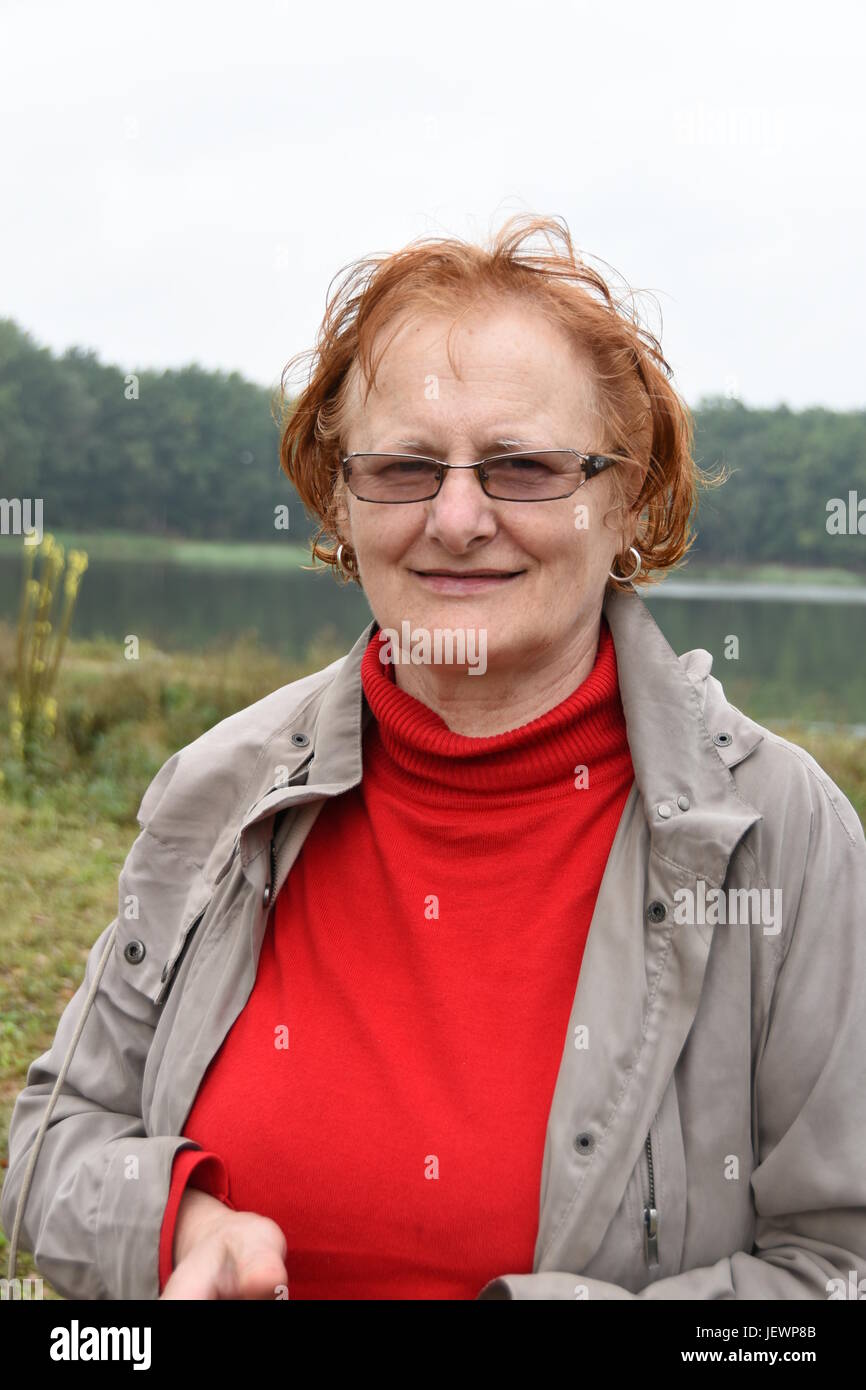 Lächelnde ältere Frau mit Brille. Stockfoto