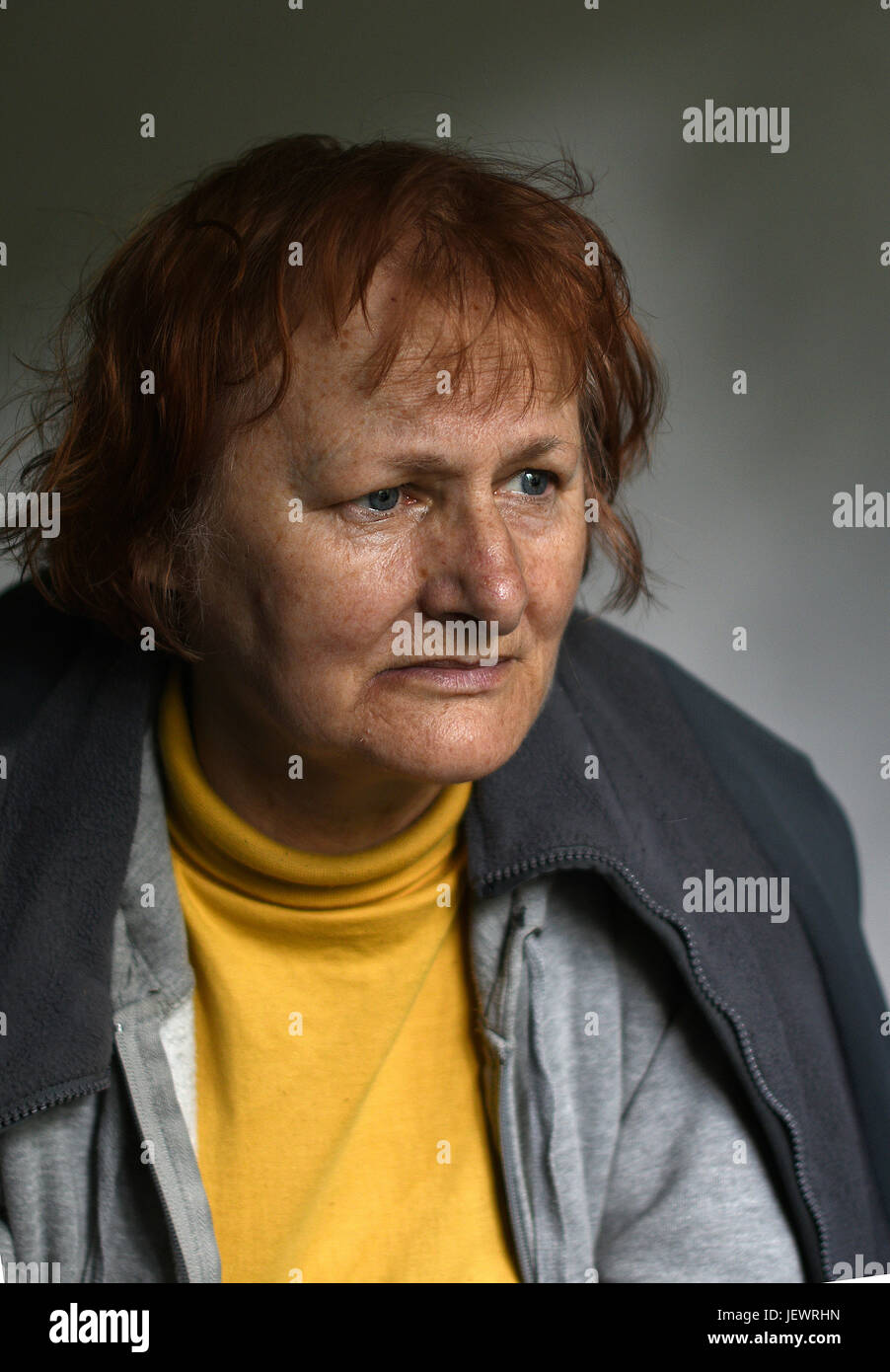 Ältere, rothaarige Frau mit Depressionen. Stockfoto