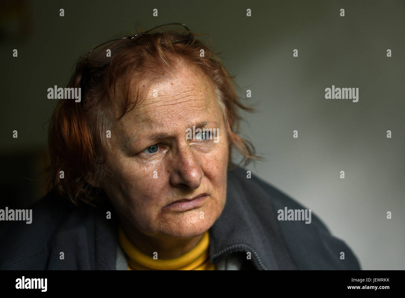 Ältere, rothaarige Frau mit Depressionen. Stockfoto