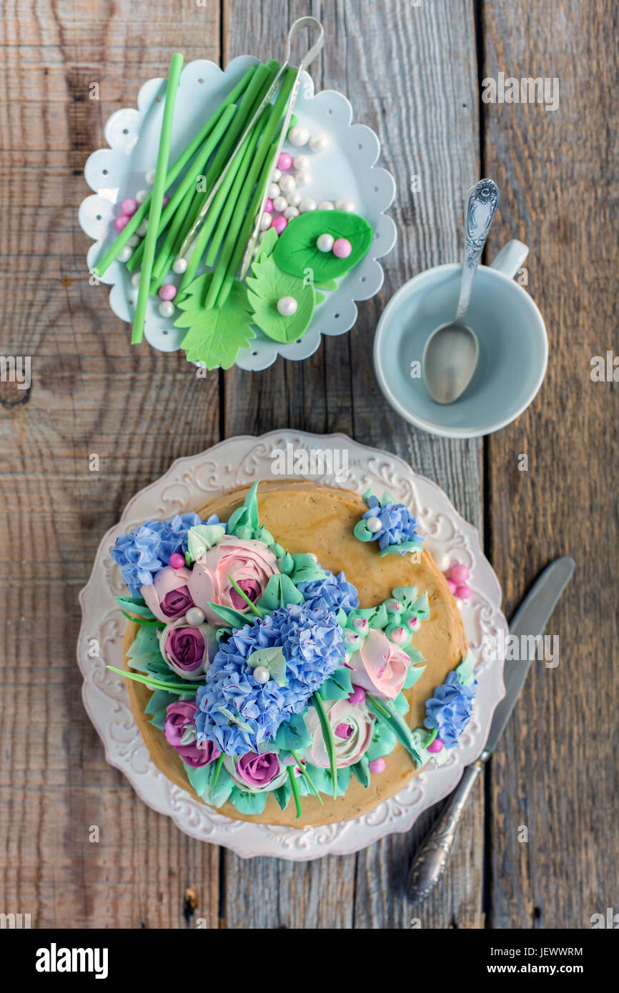 Teller mit Kuchen und dekorativen Elementen aus Zucker Dichtmasse. Stockfoto