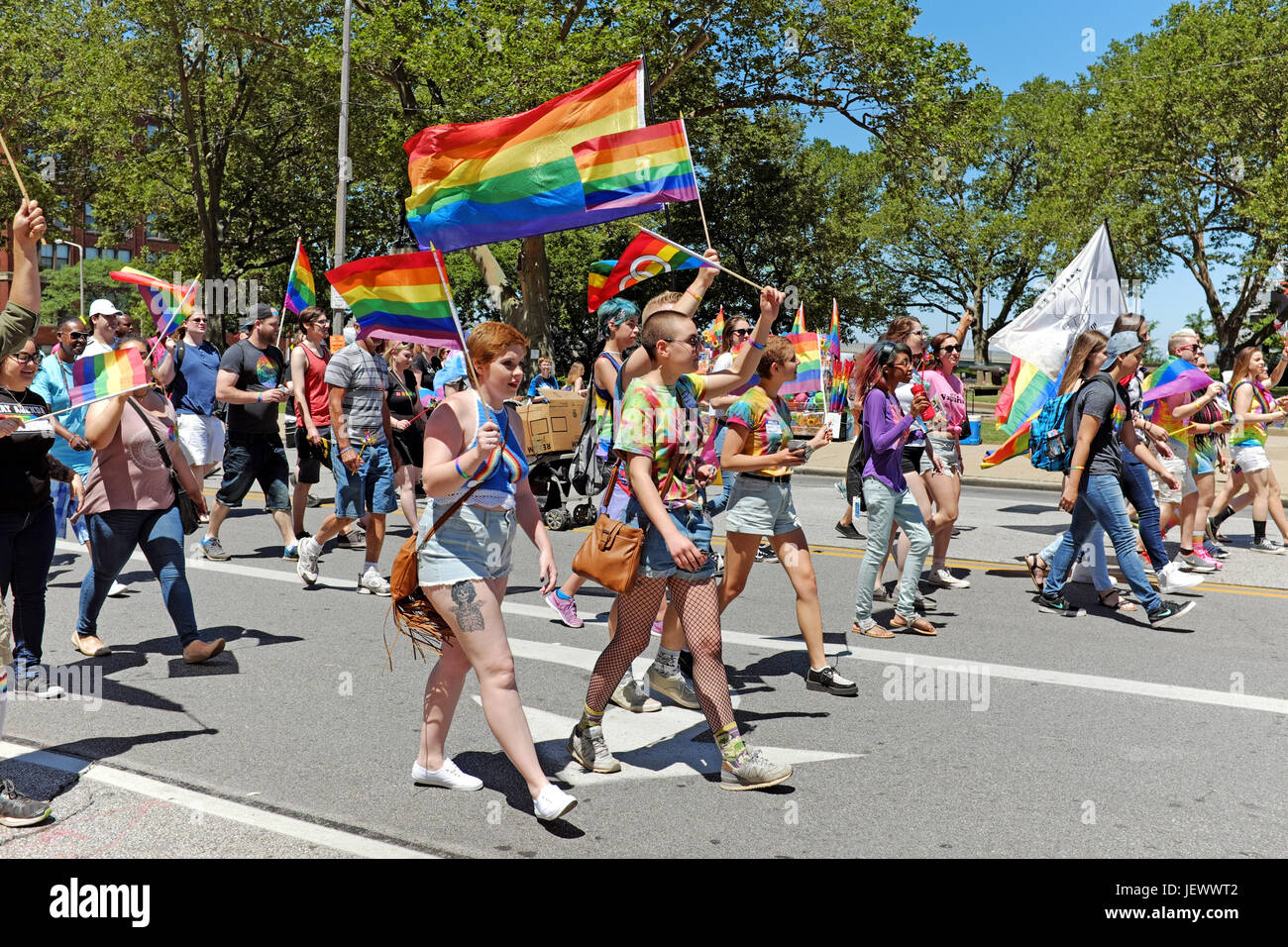 LGBT-Gemeinschaft und Unterstützer zu Fuß und Durchführung Fahnen in der 24. Juni 2017, LGBT Pride Parade an der Lakeside Avenue in Cleveland, Ohio, USA. Stockfoto