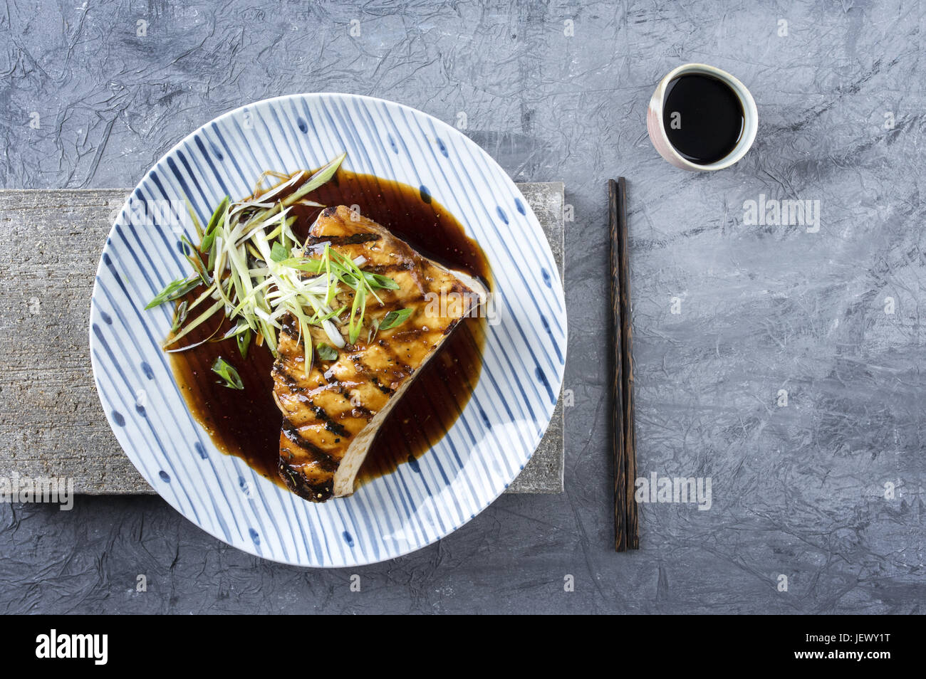 Schwertfischsteak Teriyaki auf Platte Stockfoto