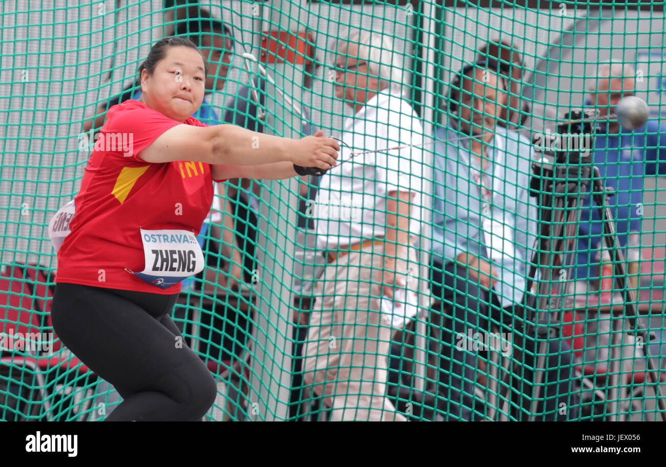 Zheng Wang China gewann die Silbermedaille im Frauen Hammer werfen der Golden Spike Ostrava athletic Meeting in Ostrava, Tschechische Republik, am 27. Juni 2017. (CTK Foto/Petr Sznapka) Stockfoto