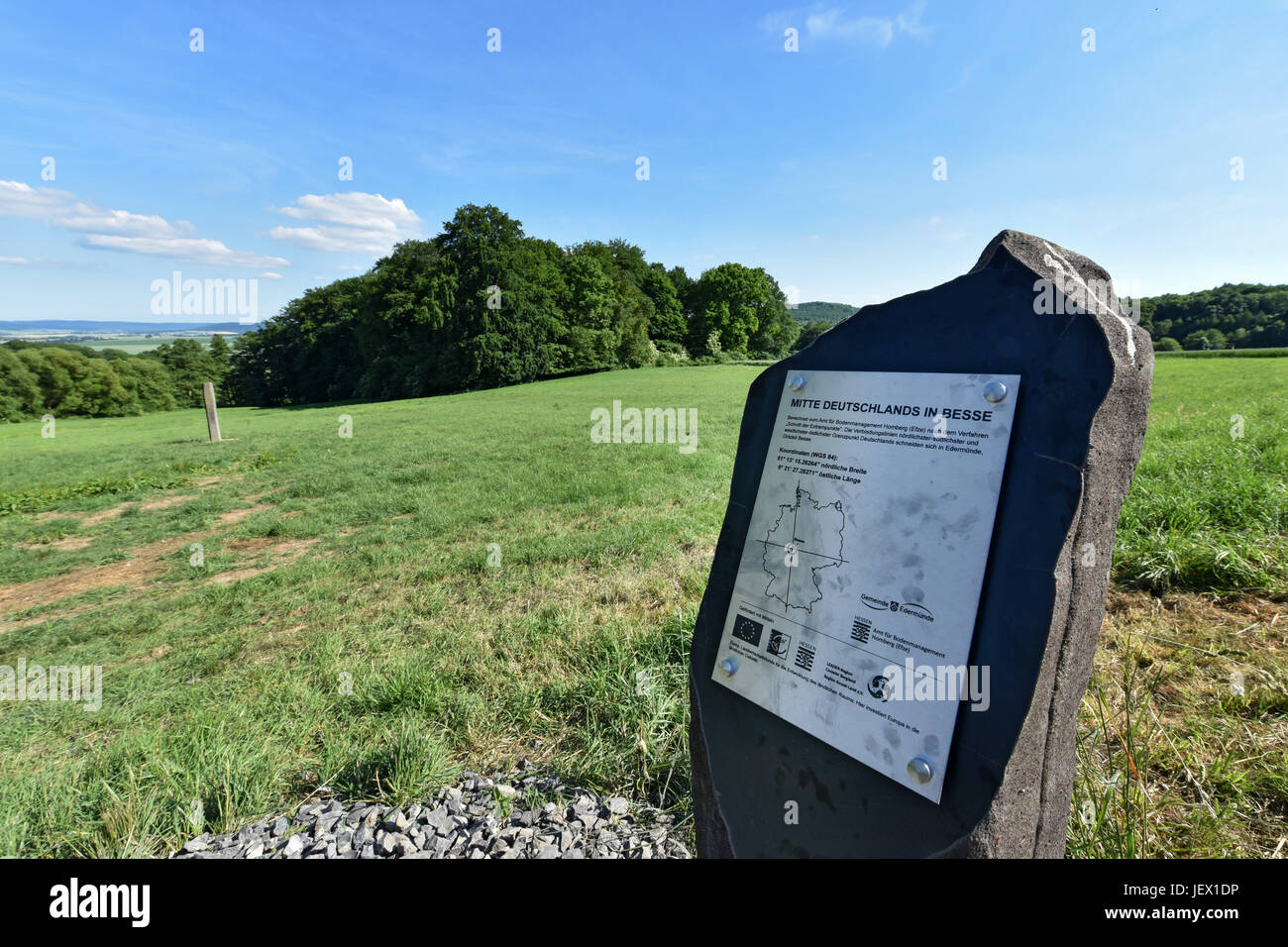 Edermunde-Besse, Hessen. 14. Juni 2017. Eine Plakette auf eine Steinsäule markiert den vermeintlichen Mittelpunkt Deutschlands am Rande von der Stadt von Edermunde-Besse, Hessen, 14. Juni 2017. Besse behauptet, den Mittelpunkt Deutschlands zu sein. Fünf Städte aus Thüringen und Niedersachsen hatte bisher den Titel beansprucht. Jetzt, mit Edermunde-Besse, den Zustand der Hessen Schritte ins Getümmel. Foto: Uwe Zucchi/Dpa/Alamy Live News Stockfoto