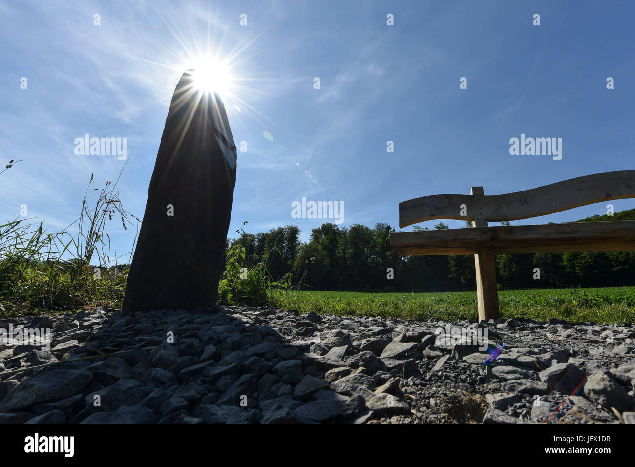 Edermunde-Besse, Hessen. 14. Juni 2017. Die Sonne scheint über die Steinsäule, die den vermeintlichen Mittelpunkt Deutschlands am Rande von der Stadt von Edermunde-Besse, Hessen, 14. Juni 2017 markiert. Besse behauptet, den Mittelpunkt Deutschlands zu sein. Fünf Städte aus Thüringen und Niedersachsen hatte bisher den Titel beansprucht. Jetzt, mit Edermunde-Besse, den Zustand der Hessen Schritte ins Getümmel. Foto: Uwe Zucchi/Dpa/Alamy Live News Stockfoto