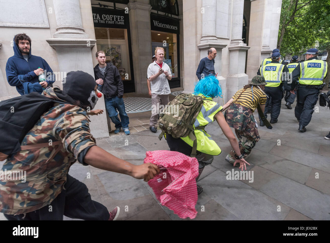 London, UK. 24. Juni 2017. Unter denen, die gegen die EDL waren eine Gruppe von vier verkleidet als Clowns, um vor allem lustig machen über die Polizei kasperte, übergeben, der ihnen die gleichen Broschüre detailliert die Bedingungen auferlegt UAF unter Ziffer 12 und 14 des Gesetzes über öffentliche Ordnung, 1986, aufgrund von Bedenken von schweren Störungen der öffentlichen Ordnung und Unterbrechungen für die Gemeinschaft. Peter Marshall ImagesLive Credit: Peter Marshall/ImagesLive/ZUMA Draht/Alamy Live-Nachrichten Stockfoto