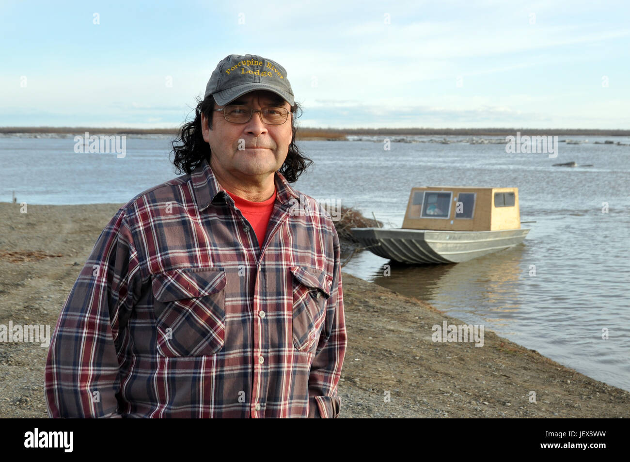 Bürgermeister Richard Carroll steht neben dem Fluss Yukon, die Quelle des Lebensunterhalts von der kleinen Community von Fort Yukon, Alaska, USA, 13. Mai 2017. 85 % der Bevölkerung dieser Stadt von 600 nördlich des Polarkreises sind arbeitslos. Diese polaren Region ist durch den Klimawandel mehr als jede andere in der Welt, mit bedrohlich steigenden Temperaturen beeinflusst. Die Einheimischen sagen, dass, wenn Temperaturen waren weiter steigen, würde sie fast nichts mehr um zu essen gelassen werden. Die Ureinwohner der Region, die zum Schutz der Dignitiy von ihren Menschen sind nur widerwillig bereit, o verlassen Stockfoto