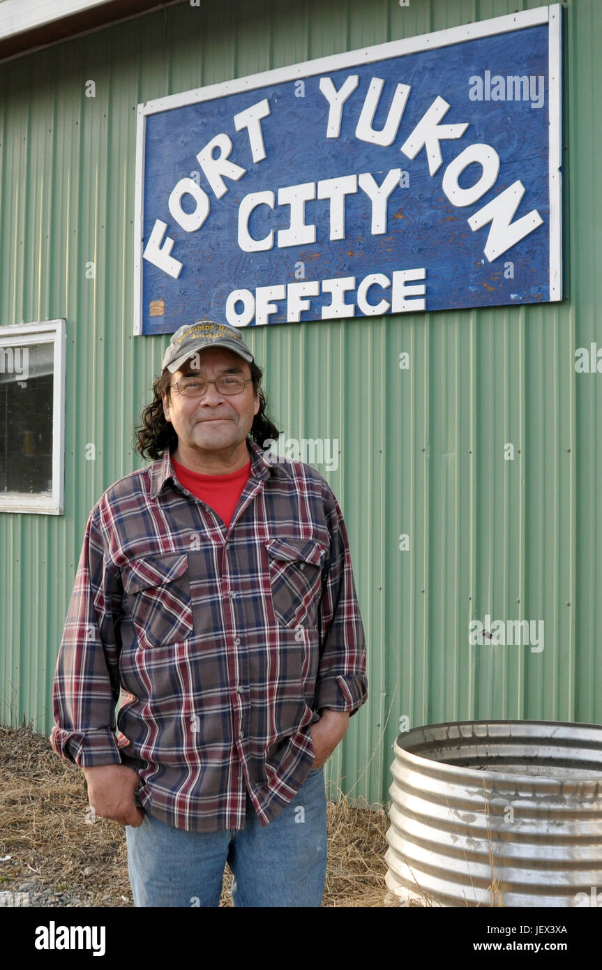 Bürgermeister Richard Carroll steht vor dem Rathaus in Fort Yukon, Alaska, USA, 13. Mai 2017. 85 % der Bevölkerung dieser Stadt von 600 nördlich des Polarkreises sind arbeitslos. Diese polaren Region ist durch den Klimawandel mehr als jede andere in der Welt, mit bedrohlich steigenden Temperaturen beeinflusst. Die Einheimischen sagen, dass, wenn Temperaturen waren weiter steigen, würde sie fast nichts mehr um zu essen gelassen werden. Die Ureinwohner der Region, die zum Schutz der Dignitiy von ihren Menschen nur widerwillig bereit auf Nahrungsmittelimporte angewiesen sind, sind bereits unter den Folgen leiden. Stockfoto