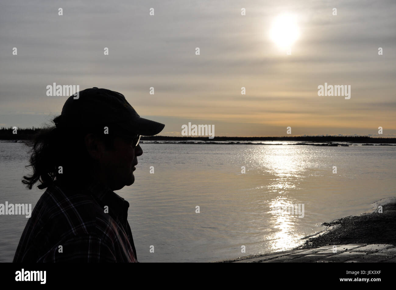 Bürgermeister Richard Carroll steht neben dem Fluss Yukon, die Quelle des Lebensunterhalts von der kleinen Community von Fort Yukon, Alaska, USA, 13. Mai 2017. 85 % der Bevölkerung dieser Stadt von 600 nördlich des Polarkreises sind arbeitslos. Diese polaren Region ist durch den Klimawandel mehr als jede andere in der Welt, mit bedrohlich steigenden Temperaturen beeinflusst. Die Einheimischen sagen, dass, wenn Temperaturen waren weiter steigen, würde sie fast nichts mehr um zu essen gelassen werden. Die Ureinwohner der Region, die zum Schutz der Dignitiy von ihren Menschen sind nur widerwillig bereit, o verlassen Stockfoto