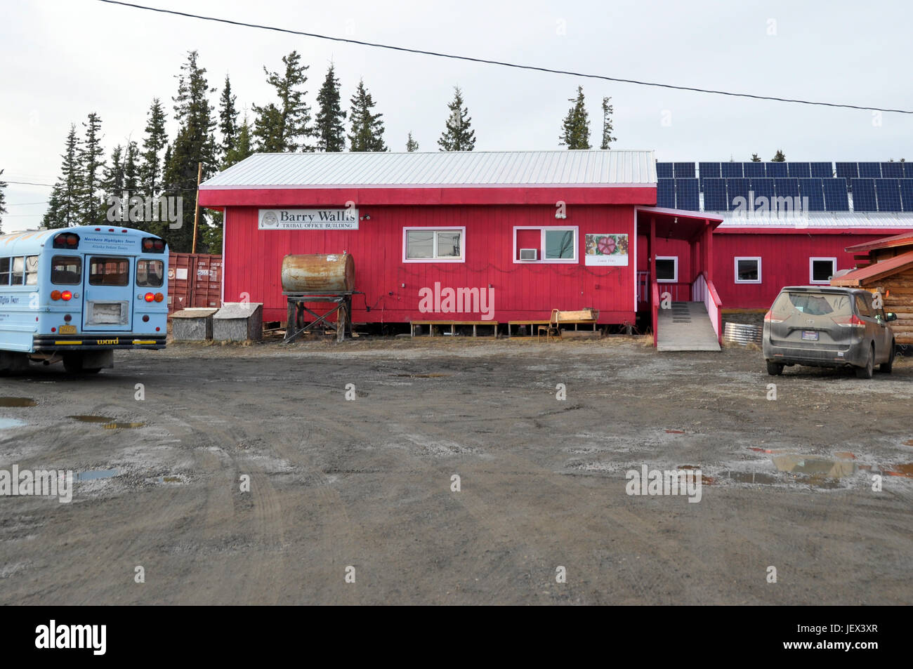 Bild von einem Gemeindezentrum des Gwich'in Volkes, genommen in Fort Yukon, Alaska, USA, 13. Mai 2017. Diese polaren Region ist durch den Klimawandel mehr als jede andere in der Welt, mit bedrohlich steigenden Temperaturen beeinflusst. Die Einheimischen sagen, dass, wenn Temperaturen waren weiter steigen, würde sie fast nichts mehr um zu essen gelassen werden. Die Ureinwohner der Region, die zum Schutz der Dignitiy von ihren Menschen nur widerwillig bereit auf Nahrungsmittelimporte angewiesen sind, sind bereits unter den Folgen leiden. Foto: Michael Donhauser/dpa Stockfoto